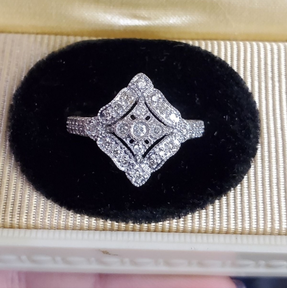 14k diamond ring size 7! Genuine diamonds set in solid 14k white gold. Never wor